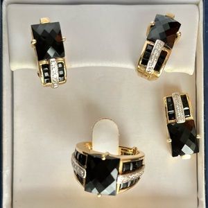 Jewelry set, earrings, pendant and ring. 14kt gold, onix and diamonds.